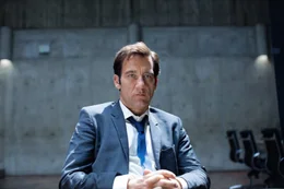 Sal (Clive Owen) bei einer Besprechung mit seinen Kollegen von der Polizei.