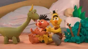 Ernie und Bert sind Höhlenmenschen und wollen für ihren Hausdino Spot eine Hütte oben auf einem Hügel bauen.
