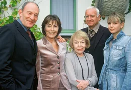 Gl&uuml;cklich vereint: Andreas Klunert (Michael Mendl, li.), mit seiner Frau Vera (Thekla Carola Wied, 2.v.li.), ihrem Ex-Geliebten Werner Hausmann (Peter Bongartz, 2.v.re.), Veras Mutter Heidelinde (Gisela Trowe, Mitte) und der gemeinsamen Tochter Lisa (Denise Zich).