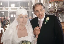 Der Journalist Tillmann (Christian Kohlund) und die neue B&uuml;rgermeisterin Dorothee Auer (Nicole Heesters) geben sich das Ja-Wort.