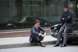 Sal (Clive Owen, l.) wird von Charlie (Colm Feore, r.) nach einer Reihe merkw&uuml;rdiger Vorkommnisse vom Dienst suspendiert.