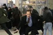 Am Busbahnhof eskaliert die Situation: Ein brutaler Sexualstraftäter verletzt eine Polizeibeamtin schwer. Elliot Stabler (Christopher Meloni) muss sofort handeln und eilt zu der verletzten Kollegin.