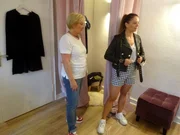 Shoppingbegleitung Gabi (l.) und Kandidatin Nadine Shoppingbegleitung Gabi (l.) und Kandidatin Nadine