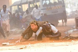 Geraten in die Strassenk&auml;mpfe in Sierra Leone: Danny Archer  (Leonardo DiCaprio, l.) und Solomon Vandy (Djimon Hounsou, r.) ...