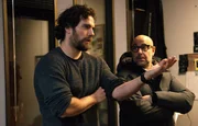 Commissioner Cooper (Stanley Tucci, r.) will endlich Ergebnisse von Marshall (Henry Cavill) sehen.
