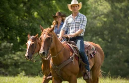 Trotz aller Gegens&auml;tze und unterschiedlichster Zukunftsplanungen ahnen Luke (Scott Eastwood, r.) und Sophia (Britt Robertson, l.), dass sie beide den Menschen gefunden haben, mit dem sie ihr Leben verbringen wollen. Da erh&auml;lt die junge Kunsthistorikerin ein tolles Jobangebot in New York ...