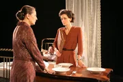 Hannah Arendt (Elsa Hanewinkel, rechts) mit ihrer Mutter (Ekaterina Dimitriu) in Paris.