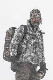 In den Brenta-Dolomiten leben Braunbären in unmittelbarer Nähe zu Menschen und gewähren seltene Einblicke in ihr Verhalten. Im Mittelpunkt steht Horst Eberhöfer, der sich vom Wilderer zum Tierfotografen wandelt und über Jahre hinweg einzigartige Aufnahmen dieser Tiere macht. Aus der Begegnung von Kameramann Marco Polo und Regisseur Markus Frings entstand ein Film, der beeindruckende Naturaufnahmen mit dem Zusammenleben von Mensch und Bär verbindet.