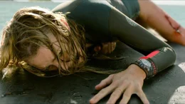 Nancy (Blake Lively) m&ouml;chte eine letzte Welle reiten, als sie von einem Hai attackiert wird, der ihr in den Oberschenkel bei&szlig;t. Nancy kann sich zun&auml;chst auf einen Wal-Kadaver vor dem Hai retten..