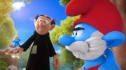 Im Wald begegnen sich Papa Schlumpf und Gargamel - immer noch im Körper des jeweils anderen.