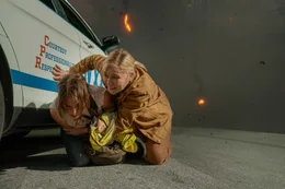Jessie (Cailee Spaeny, l.); Lee (Kirsten Dunst, r.)