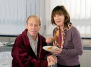 NDR Fernsehen NICHTS ALS &Auml;RGER MIT DEN M&Auml;NNERN, am Donnerstag (20.05.10) um 21:45 Uhr. Frau Wegener (Heidelinde Weis) k&uuml;mmert sich liebevoll um den erkrankten Hubert Schneider (R&uuml;diger Vogler).