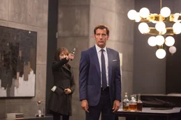 Anon (Amanda Seyfried) wehrt sich dagegen, von Sal (Clive Owen) verhaftet zu werden und behauptet, unschuldig zu sein.