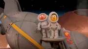 Ernie und Bert sind als Astronauten auf der Suche nach neuen Welten im All, als sie auf einem ziemlich verrückten Planeten landen: Es ist ein Rätselspiel-Planet! Ernie und Bert sind als Astronauten auf der Suche nach neuen Welten im All, als sie auf einem ziemlich verrückten Planeten landen: Es ist ein Rätselspiel-Planet!