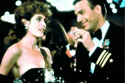 L-R: Susan Atwell (Sean Young) und Tom Farrell (Kevin Costner)