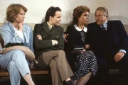 Während der Verhandlung gegen Dr. Wollinski warten Tina Drombusch (Marion Kracht), Chris Drombusch (Mick Werup), Vera Drombusch (Witta Pohl) und Onkel Ludwig (Günter Strack) darauf, als Zeugen vernommen zu werden.