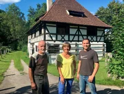 Annette Krause mit den Weißgerbern Achim und Jürgen Kolesch vor der Weißgerberwalke.