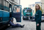 Gerade als sich Villanelle (Jodie Comer) mit dem Gedanken angefreundete, dass ihre Auftraggeber sie im Gef&auml;ngnis zur&uuml;ckgelassen haben, wird sie durch einen blutigen Hinterhalt befreit.