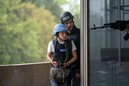Jessie (Cailee Spaeny, l.); Joel (Wagner Moura, r.)