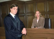 Wird der Rechtsanwalt (Dirk Schoedon) von Astrid Kampmann (Katja Weitzenböck) endlich die Wahrheit erfahren?