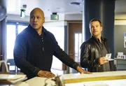 Sam Hanna (LL Cool J, l.) und G. Callen (Chris O'Donnell, r.) sammeln alle Informationen f&uuml;r ihren Fall: Wer ist die Tote und was hat sie mit einem Kartellboss zu schaffen?