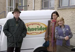 Katharina (Jule Ronstedt), ihr Vater Hubert (R&uuml;diger Vogler) und die Sekret&auml;rin Christa (Billie Z&ouml;ckler, rechts) versuchen das Catering-Unternehmen zu retten.