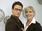 Ben Hallbauer (Stephan Luca) mit seiner Verlobten Betty Reiser (Cecilia Kunz).