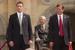 Kent Taylor (Matthew Fox, li.) und Thomas Barnes (Dennis Quaid, re.)