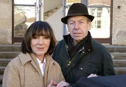 rbb Fernsehen NICHTS ALS &Auml;RGER MIT DEN M&Auml;NNERN, Deutschland 2009, Regie Matthias Steurer, am Sonntag (24.06.12) um 15:35 Uhr. Ein sch&ouml;nes Paar: Die gewitzte Seniorin Frau Wegener (Heidelinde Weis) und Unternehmer Hubert Schneider (R&uuml;diger Vogler).