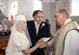 Das Ja-Wort vor Gott: Ortspfarrer Tobias Hund (Martin L&uuml;ttge, re.) traut seinen Bruder Tillmann (Christian Kohlund) mit der neuen B&uuml;rgermeisterin Dorothee Auer (Nicole Heesters).