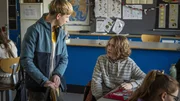 Anker (Julius Stage Melchiorsen) und Luca (Sander Løkke Borg) unterhalten sich in der Schule.
