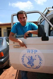 Reporter Willi Weitzel mit einem Auto des World Food Programme.