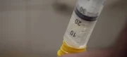 Mit einer Spritze flößt der Pfleger den Opfern Bleiche ein. Mit einer Spritze flößt der Pfleger den Opfern Bleiche ein.