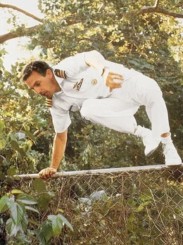 Tom Farrell (Kevin Costner)