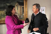 Moni ertappt Schattenhofer und erkennt den Grund seiner neu gewonnen Größe. Von links: Monika Vogl (Christine Reimer) und Lorenz Schattenhofer (Werner Rom). Moni ertappt Schattenhofer und erkennt den Grund seiner neu gewonnen Größe. Von links: Monika Vogl (Christine Reimer) und Lorenz Schattenhofer (Werner Rom).