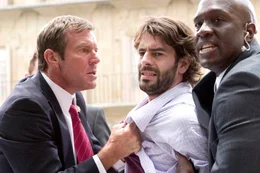 Nachdem Thomas Barnes (Dennis Quaid, l.) die Aufzeichnungen des Fernsehteams von "Global News Network" gesehen hat, ist er &uuml;berzeugt, dass Enrique (Eduardo Noriega, M.) der Pr&auml;sidenten-Attent&auml;ter ist. Gemeinsam mit seinem Kollegen Holden (Richard T. Jones, r.) kann er ihn stellen, doch schon bald muss er ihn wieder laufen lassen ...