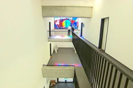 Rolf Luginsland hat ein ungew&ouml;hnliches Haus. Er wohnt in einer ehemaligen Kirche in Freiburg, in der auch noch die Kirchenfenster intakt sind.