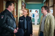Hans (Bruno F. Apitz, l.) wirft Bewährungshelfer Schröter (Christian Kerepeszki, r.) Naivität vor. Er ist davon überzeugt, dass jugendliche Straftäter härter bestraft werden müssen, um nicht wieder rückfällig zu werden. Franzi (Rhea Harder-Vennewald, M.) wundert sich über die Art ihres Partners.