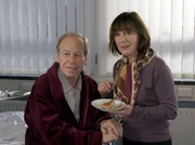 Frau Wegener (Heidelinde Weis) k&uuml;mmert sich liebevoll um den erkrankten Hubert Schneider (R&uuml;diger Vogler).