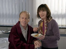Frau Wegener (Heidelinde Weis) k&uuml;mmert sich liebevoll um den erkrankten Hubert Schneider (R&uuml;diger Vogler).