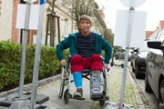 Fritz Fuchs (Guido Hammesfahr) sitzt nach einem Unfall für mehrere Wochen im Rollstuhl. Eine ganz neue Erfahrung, wie er findet, mit ganz neuen Herausforderungen.