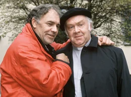 Der alt eingesessene Ortspfarrer Tobias Hund (Martin L&uuml;ttge) und sein Bruder Tillmann (Christian Kohlund, links).