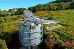 So sieht Rolf Dischs drehendes Solarhaus in Freiburg aus, ein Glashaus, das sich mit der Sonne dreht.