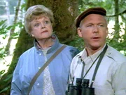 W&auml;hrend eines Sparziergangs mit Burton Hollis (William Christopher) macht Jessica (Angela Lansbury) eine grausame Entdeckung.