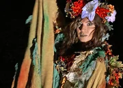 Natalia Avelon als Frau Perchta.