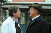 Roland wundert sich über Schattenhofers neu gewonnene Größe. Von links: Roland Bamberger (Horst Kummeth) und Lorenz Schattenhofer (Werner Rom). Roland wundert sich über Schattenhofers neu gewonnene Größe. Von links: Roland Bamberger (Horst Kummeth) und Lorenz Schattenhofer (Werner Rom).