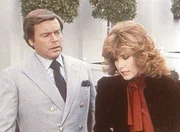 Werden in einen inszenierten Ehestreit verwickelt: Jennifer (Stefanie Powers, r.) liefert ihrem Ehemann Jonathan (Robert Wagner, l.) in aller Öffentlichkeit eine Szene ...