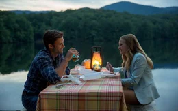 Ahnen noch nicht, dass ihr Leben dank eines alten Mannes und seiner gro&szlig;en Liebe ganz anders verl&auml;uft als je ertr&auml;umt: Luke (Scott Eastwood, l.) und Sophia (Britt Robertson, r.) ...