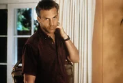 Tom Farrell (Kevin Costner)