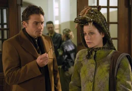 Der Berater Ben (Stephan Luca) versucht, Katharina (Jule Ronstedt) den Ernst ihrer Lage klar zu machen.